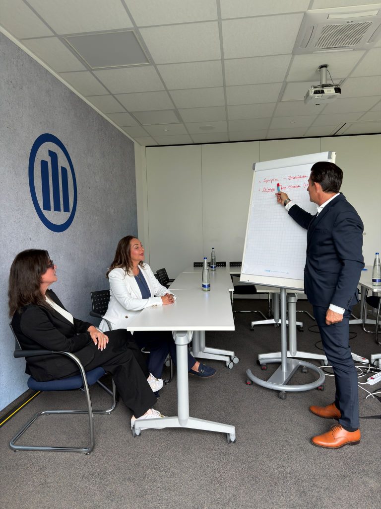 Christian Kometer erklärt seinem Team eine Strategie am Flipchart